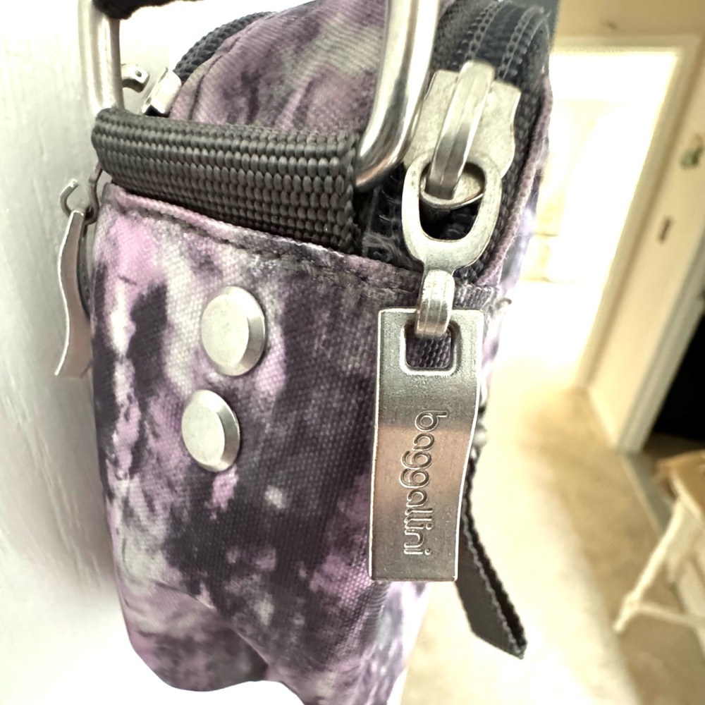 Baggallini Crossbody Shoulder Bag Tie Dye Purple Gray Print 10"x7" Purse - Picture 5 of 13